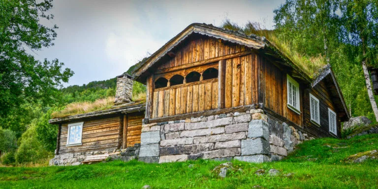 Flatelandsstoga i friluftsmuseet Lislestog i Bykle kyrkjebygd. Foto.