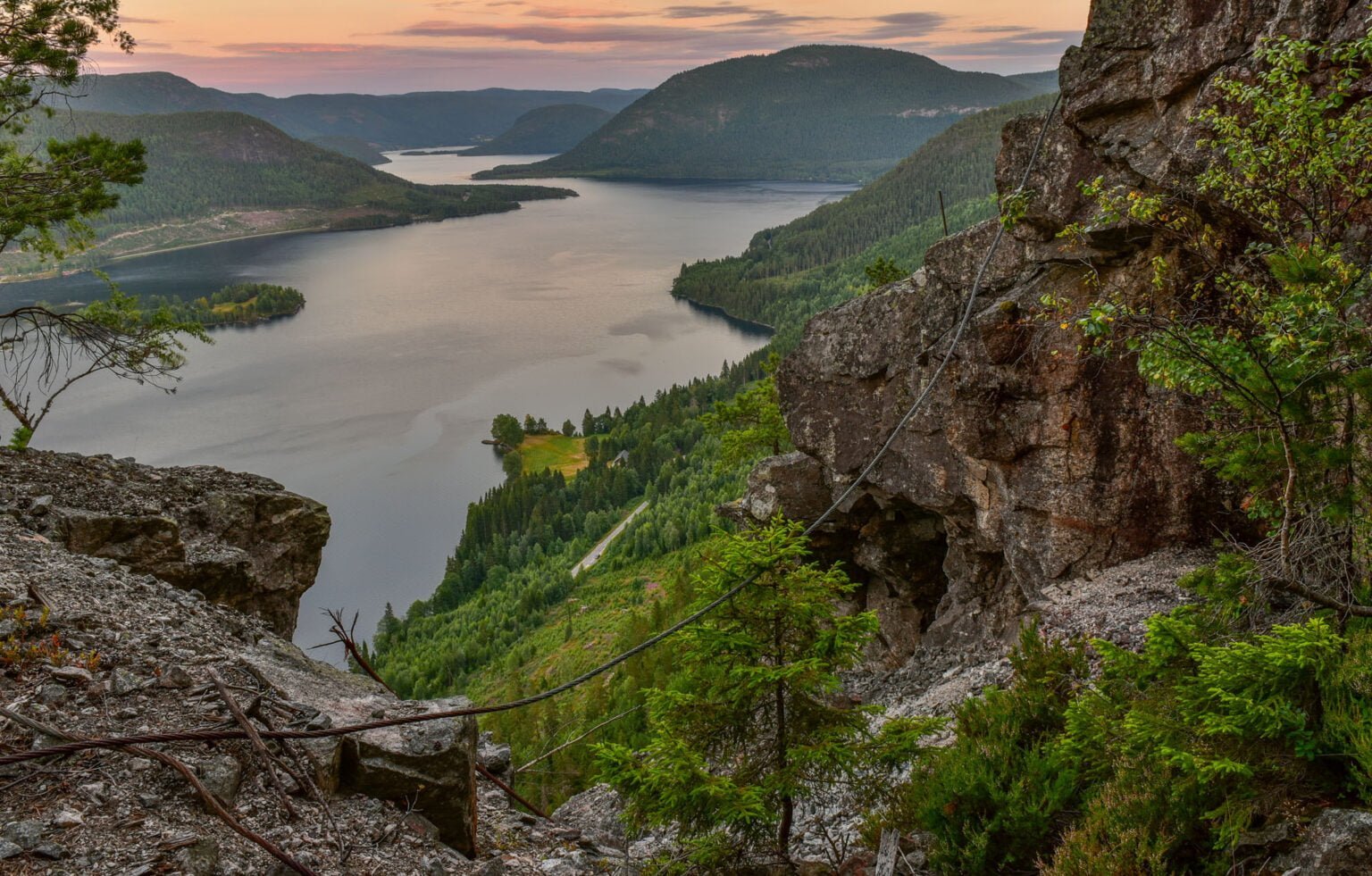 Hamregruva med utsikt ned mot Byglandsfjorden. Foto.