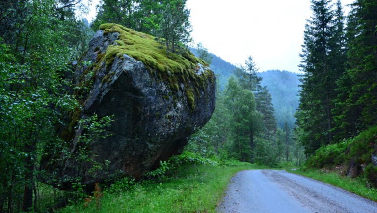 Kjeddingsteinen. Enorm stein. Foto.