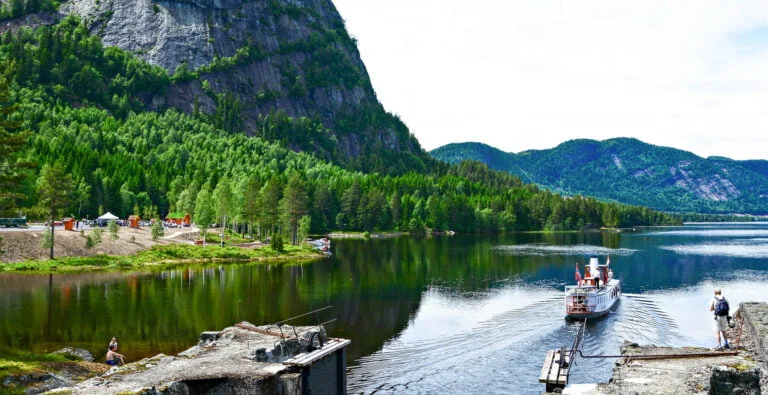 Storestraumen i Bygland med Bjoren på veg nordover fjorden. Foto.