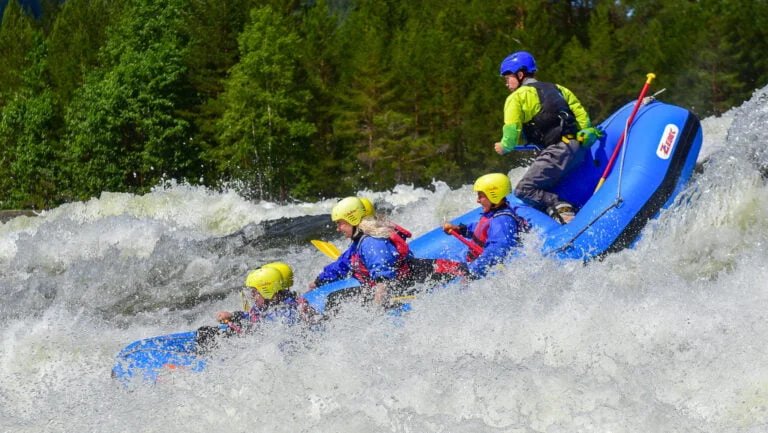 Rafting i Syrtveitsfossen. Foto.