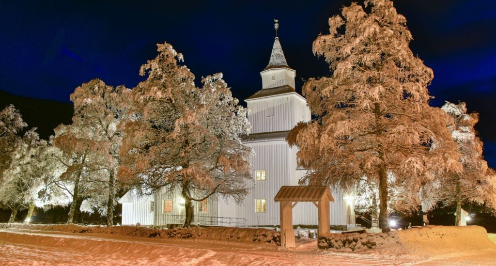 Valle kyrkje i vinterdragt. Foto.