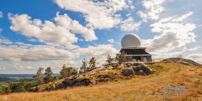 Den runde kula med radaren på toppen av Bertesknapen.