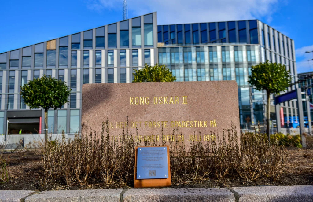MInnesteinen ved jernbanestasjonen i Kristiansand. Foto.