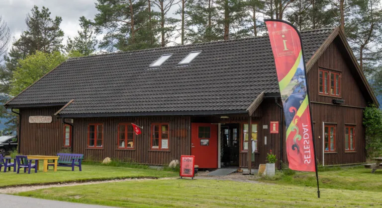 Stoga utvendig. Bilde av bygningen.