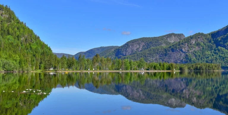 Utsikt nordover mot Støylen Camping en vakker junidag. Foto.