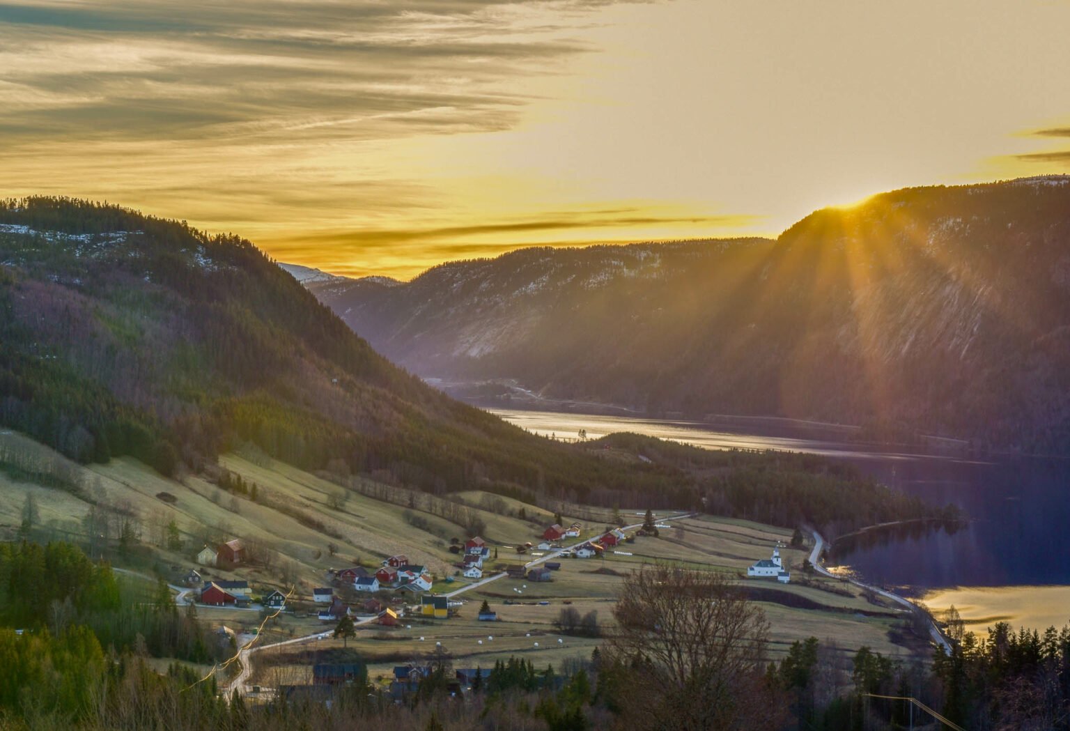 Solnedgang over Åraksbø i januar 2020. Foto.