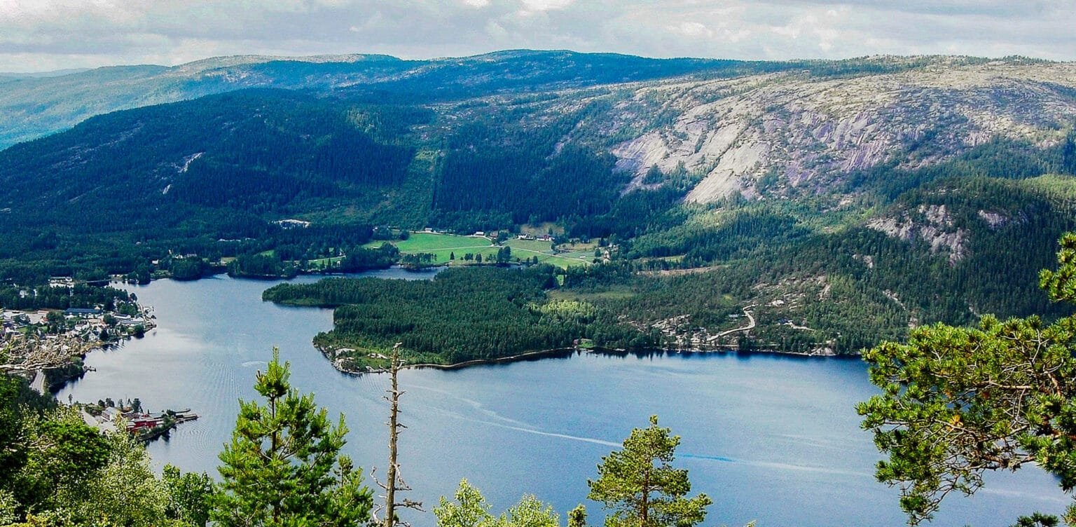 Sørlige delen av Byglandsfjorden med Horgeknipen helt til høyre i bildet. Foto.