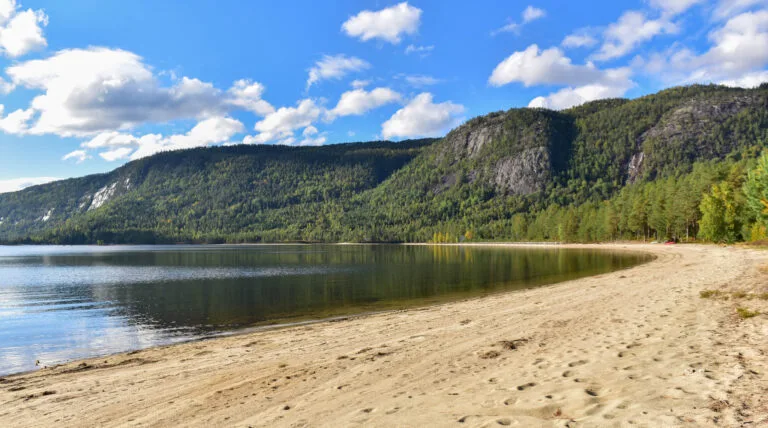 Den lange sandstranda i Daleviki. Foto.