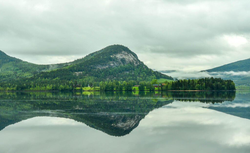 Kvålsnapen speglar seg i Byglndsfjorden. Foto.