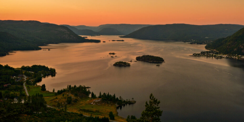 Byglandsfjorden og Setesdal sett nordover frå Horgeknipen ein varm, sein og uendeleg vakker julikveld. Foto.