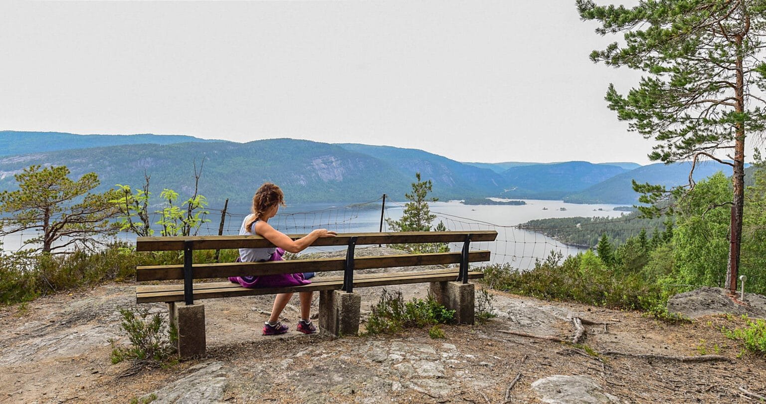 Rita Flottorp på Utsikten med fantastisk utsyn utover Byglandsfjorden. Landskapsfoto.