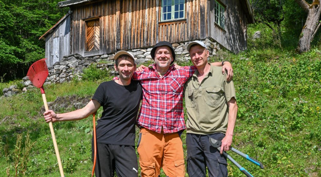 Olav Grendstad og dei to praktikantane Andrii Ktitor og Yevhen Voroshylin etter fullført jobb 14. juli 2023. Foto.