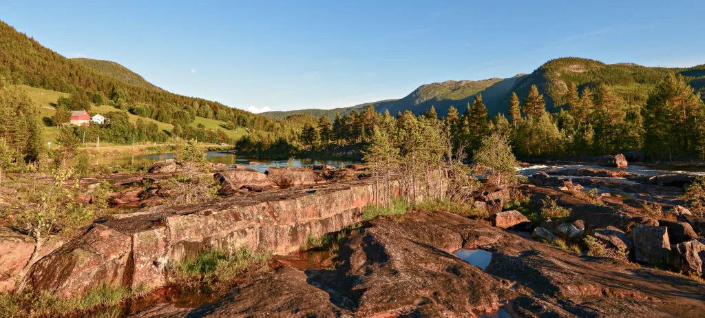 Steinskjermen i Otra ved Sanden Såre. Foto.