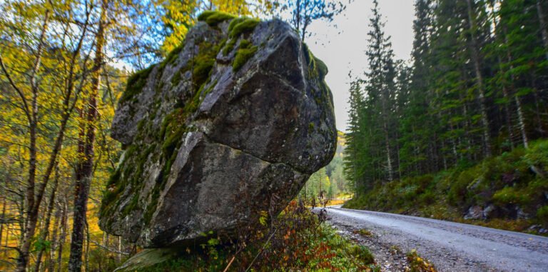 Den kempestore Kjeddingsteinen rett i vegkanten langs Juvassvegen. Foto.