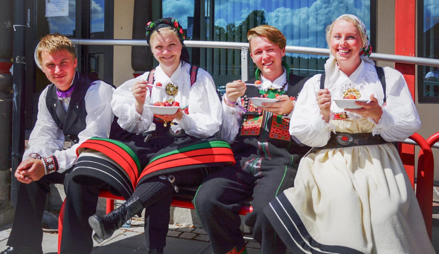 Fire unge utøvarar i Kulturpatrulja sommaren 2016. Eivind Tanche-Larsen Knutsen, Sigrid Kjetilsdotter Jore, Åsmund Tanche-Larsen Knutsen og June Salte Thorsen. Foto.