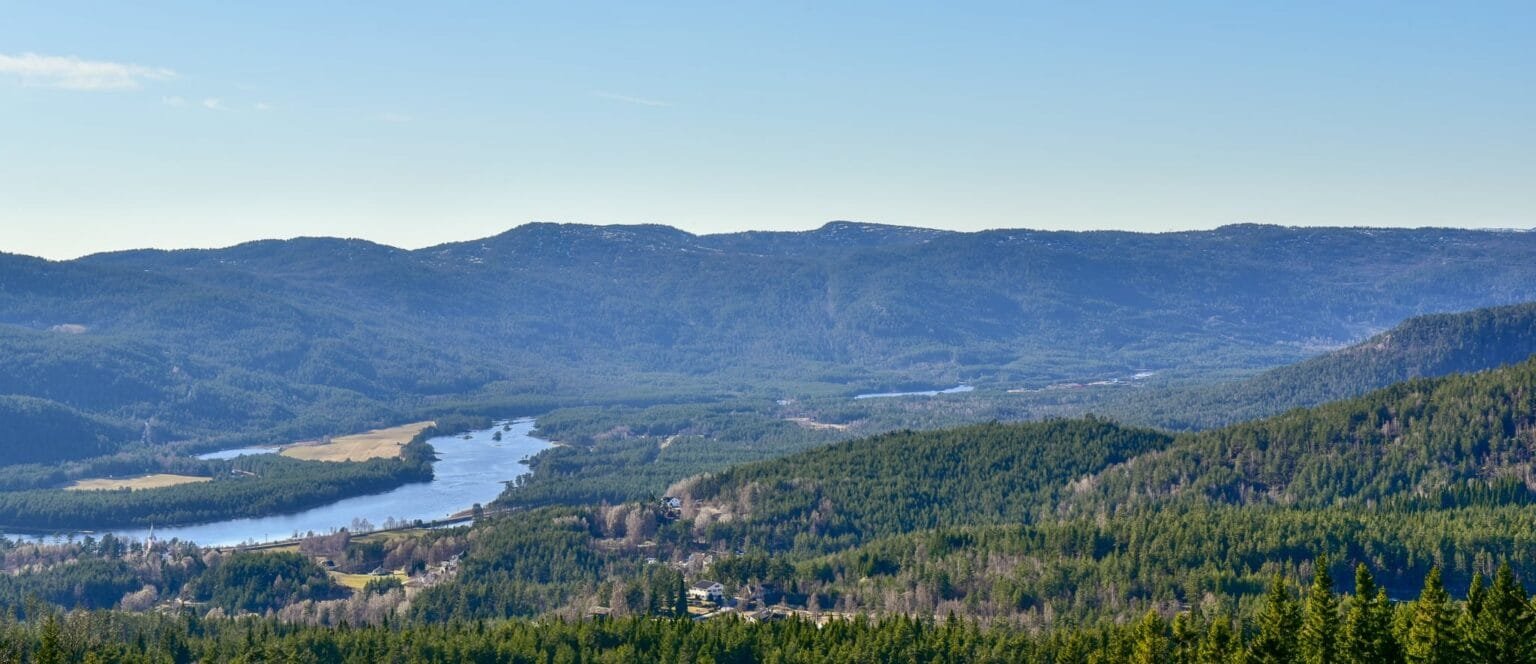 Utsynet nedover mot Otradalen og Evje frå Mykleåsen. Foto.
