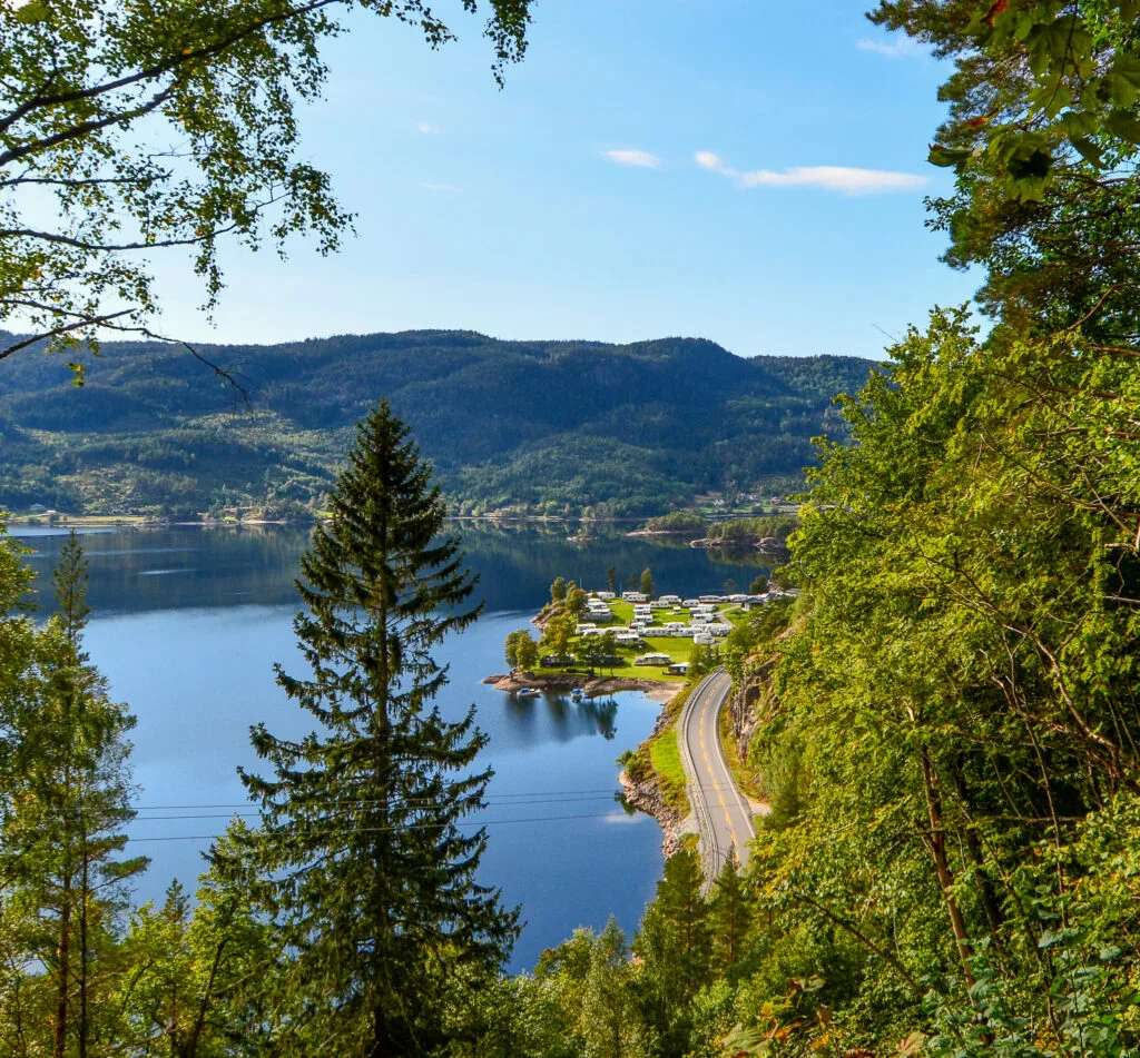 Fin utsikt! Neset Camping sett frå turløypa opp til Tjuvhola. Foto.