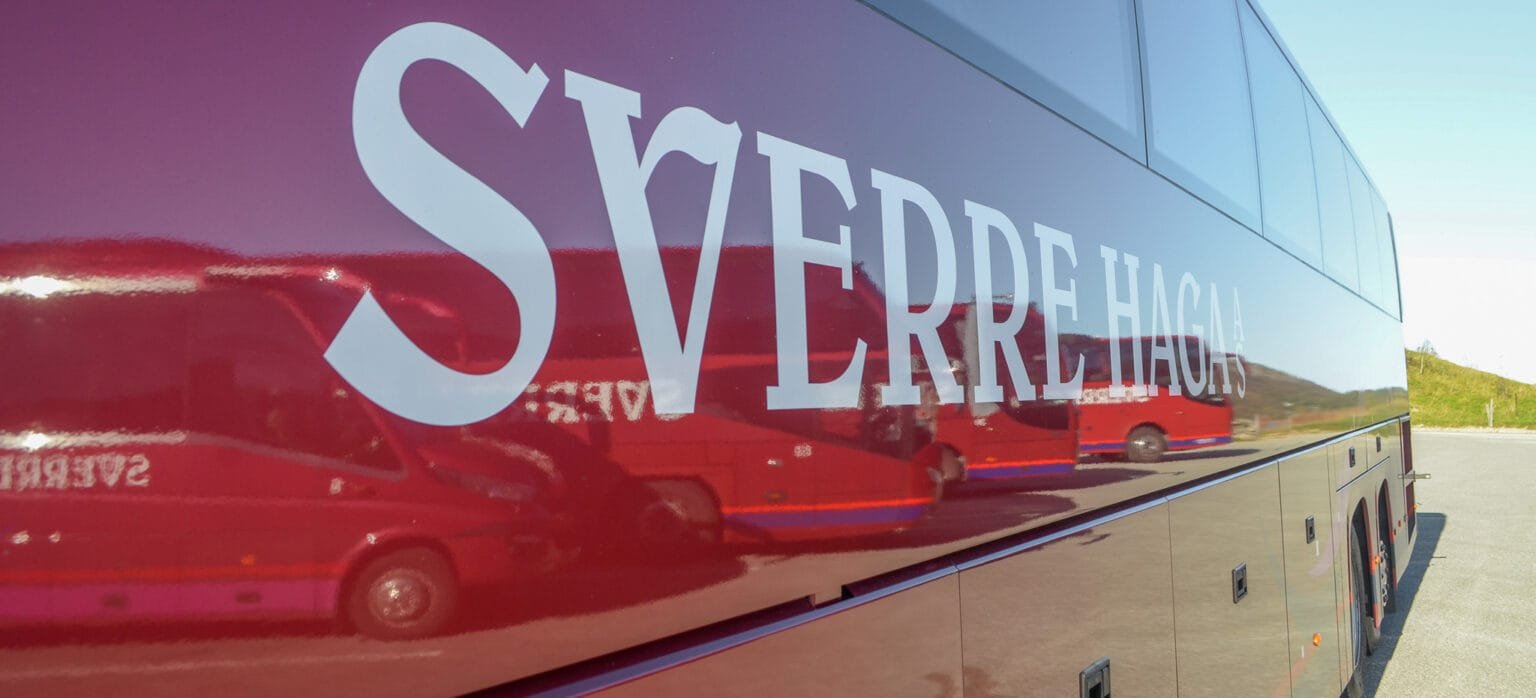 Buss med Sverre Gaga AS-logoen. Foto