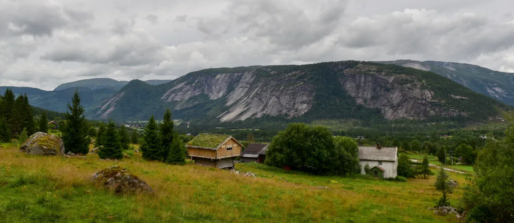 Nordigard Hoftuft med det nyrestaurerte loftet 6. august 2023. Landskapsfoto.