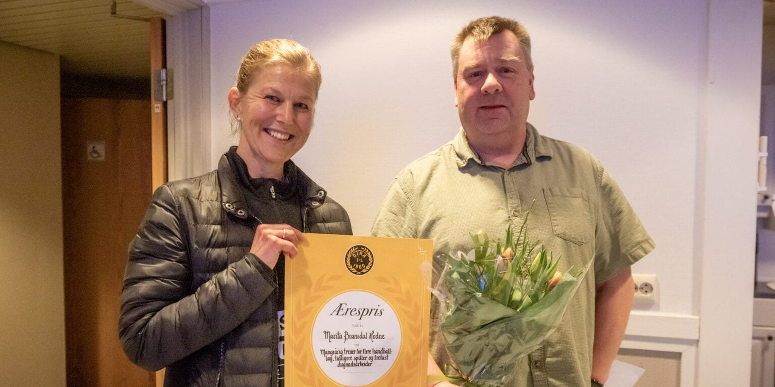 Dagleg leiar i Otra IL Tony Halsall delte ut Æresprisen til Marita Bransdal Hodne på årsmøtet i Otra IL 19. mars 2024. Foto: