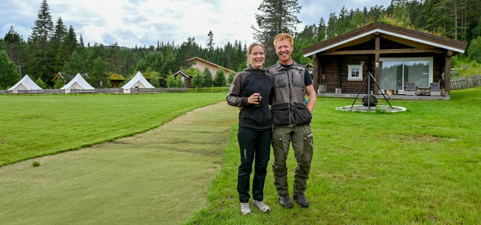Bodil Fisher Breidablik og John Skjørestad på tunet utenfor Happy HUndesenter. Foto.