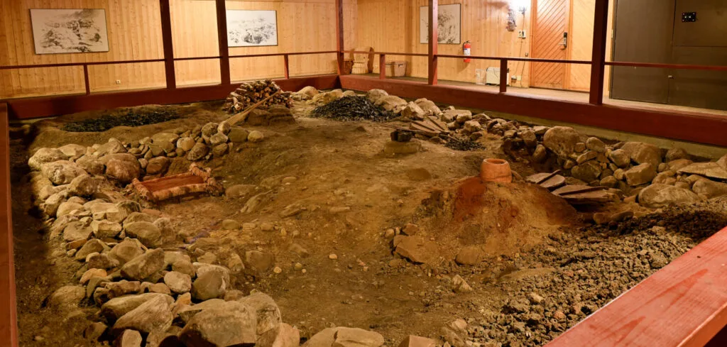 Hovden jernvinnemuseum innvendig oversiktsbilde 20. juni 2024. Foto.