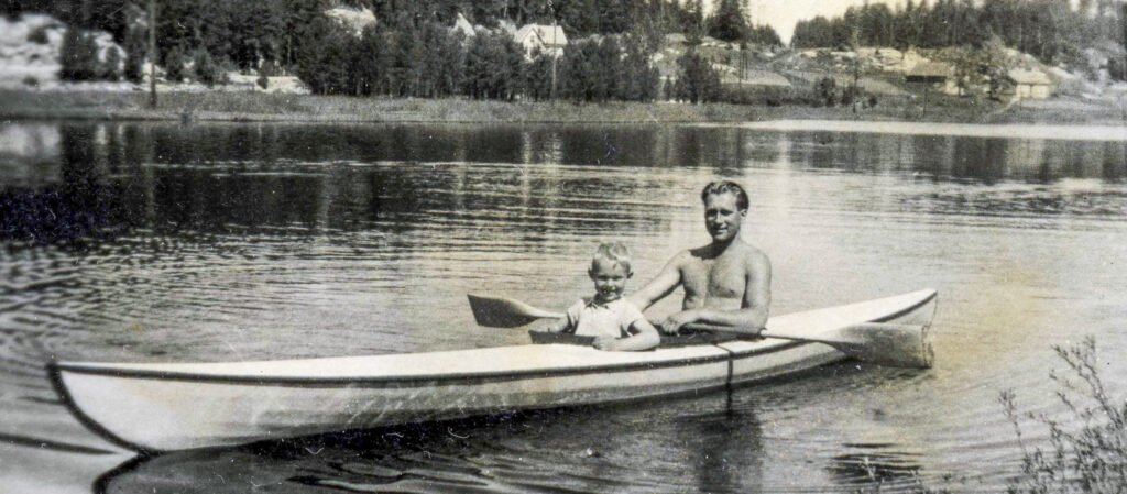 Asmund O. Kjetså med den vesle guten Geir Kjetsaa i kajakk på Voilan 1944. Foto.