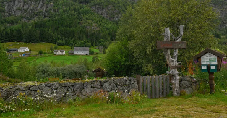 Inngangsporten til Ljosland fjellhage 25. juli 2024. Foto.