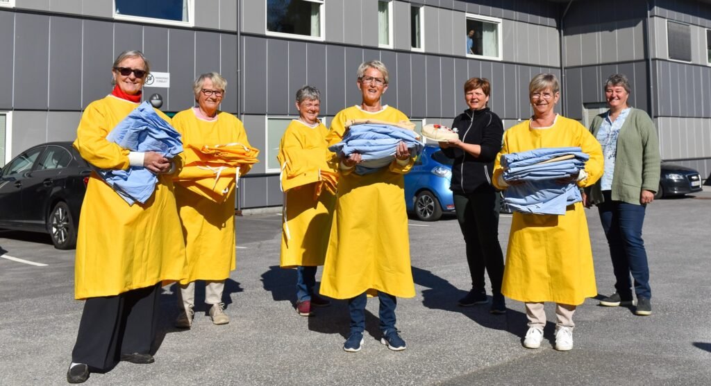 Medlemer i Evje og Hornnes Sanitetsforening synne og leverte smittefrakkar til Evjeheimen under koronapandemien. Foto.