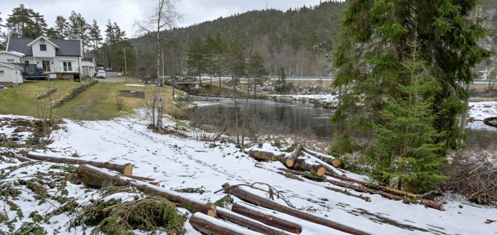 Gamle setesdalsvegen ved Mølla 7. april 2024. Bak t.h. skimtar me Riksveg 9. Foto.