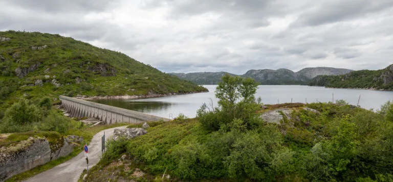 Kvennevassdammen, platedammen mot sør. Foto.