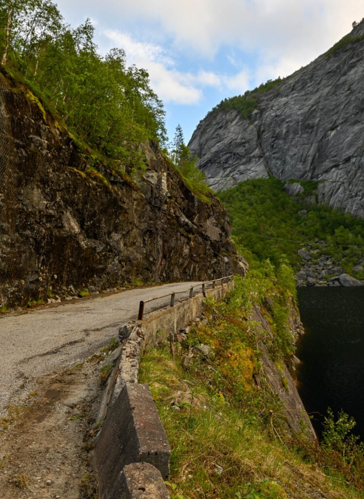 Vegen ligg som på ei hylle i den bratte fjellvggen. Foto: 