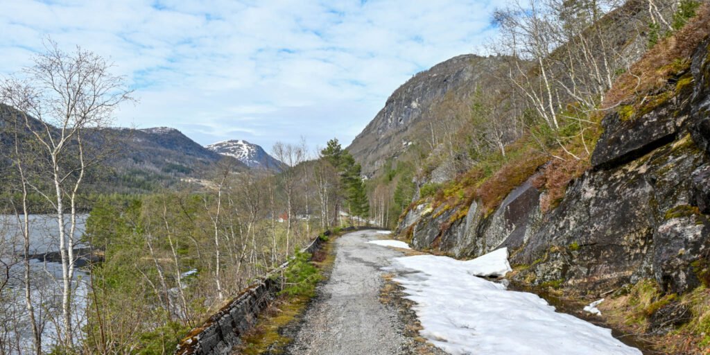 Gamle setesdalsvegen rundt Svåa 7. mai 2024. Utsikt mot Bykle kyrkjebygd. Foto.