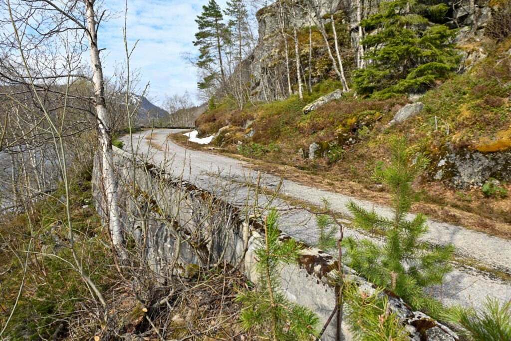 Vegen på ein svær mur ut mot Bykil. Foto.