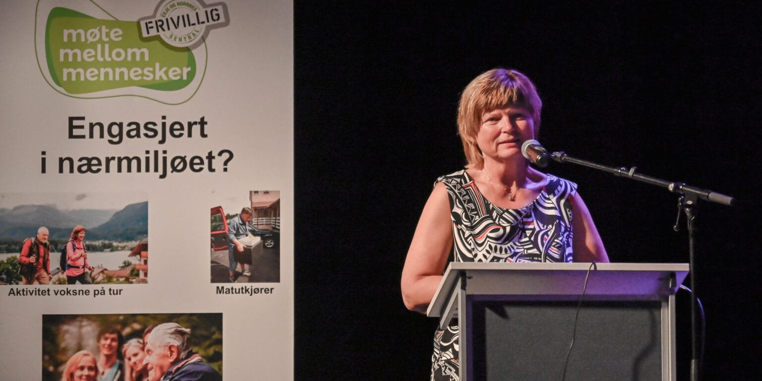 Anne-Marie Birkeland opna festkvelden frå talarstolen. Foto: