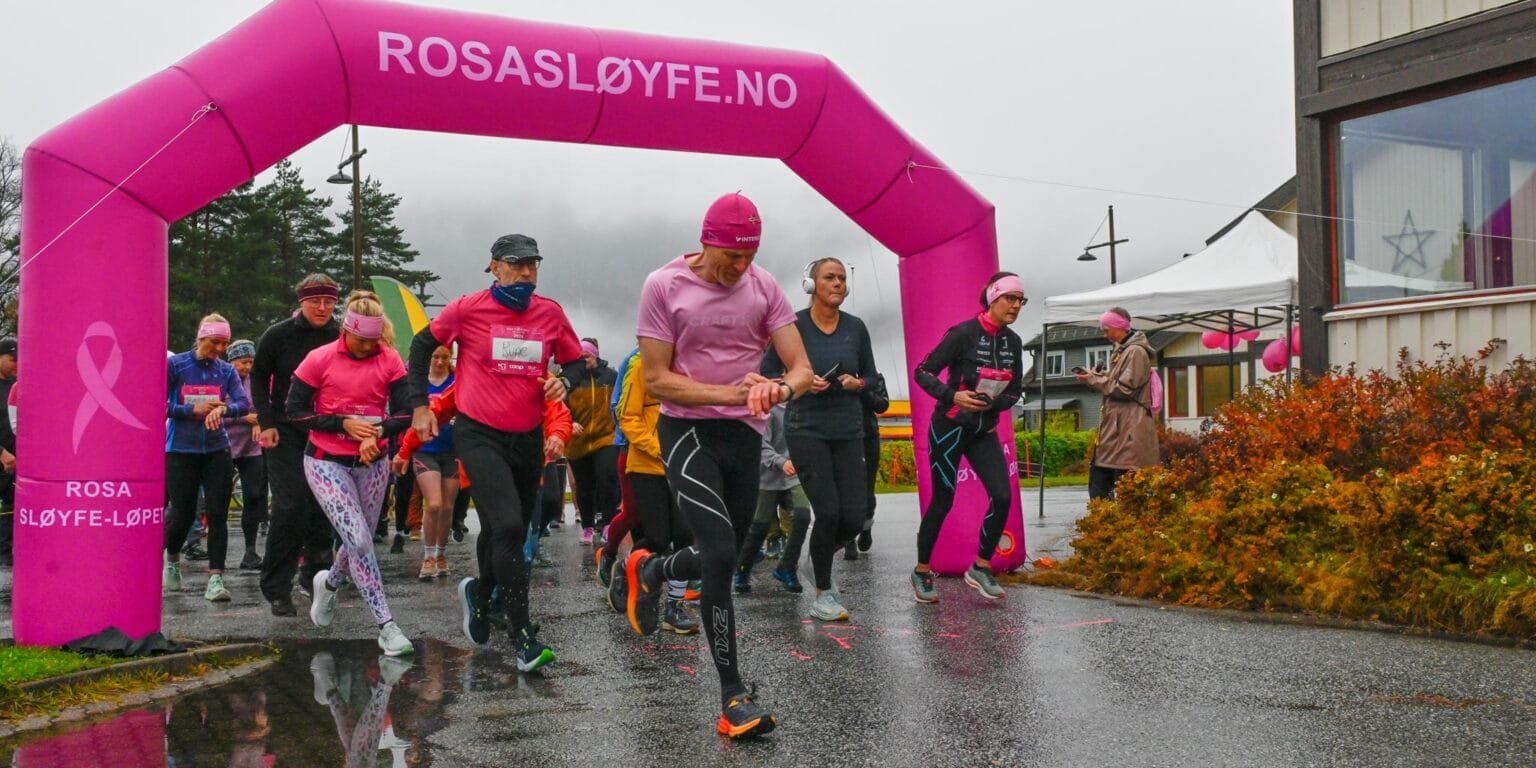 Starten er just gått for det aller første Rosa sløyfe-løpet i Bygland 19. august 2024. Foto