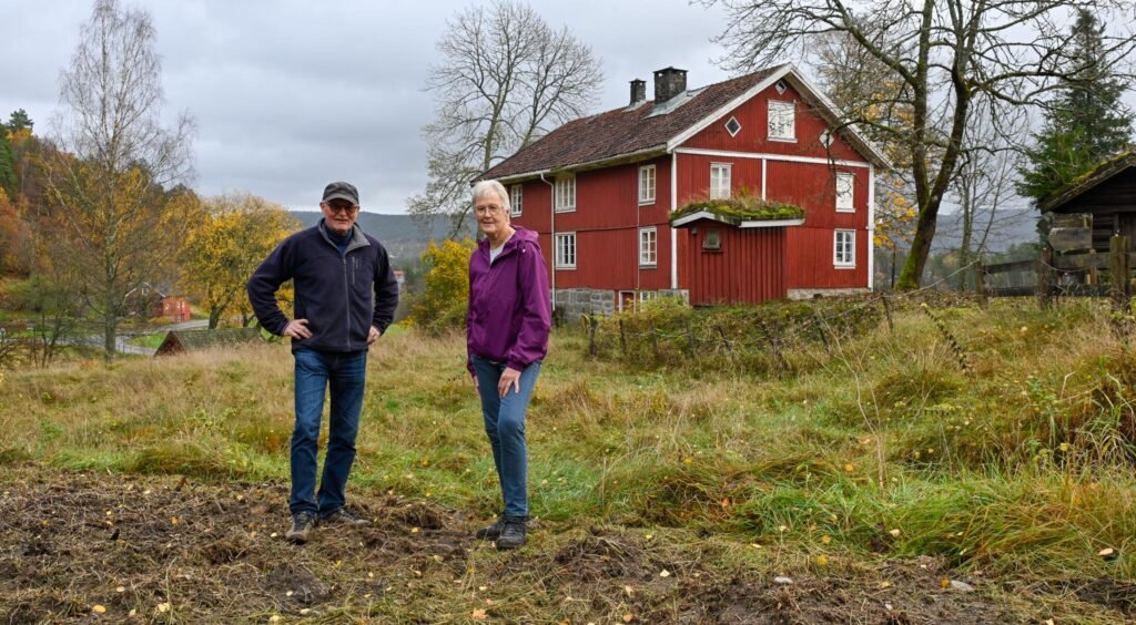 Nils Germund Østerhus og Rigmor Flåt i parsellhagen, med museumsbygningen bak seg. Foto: