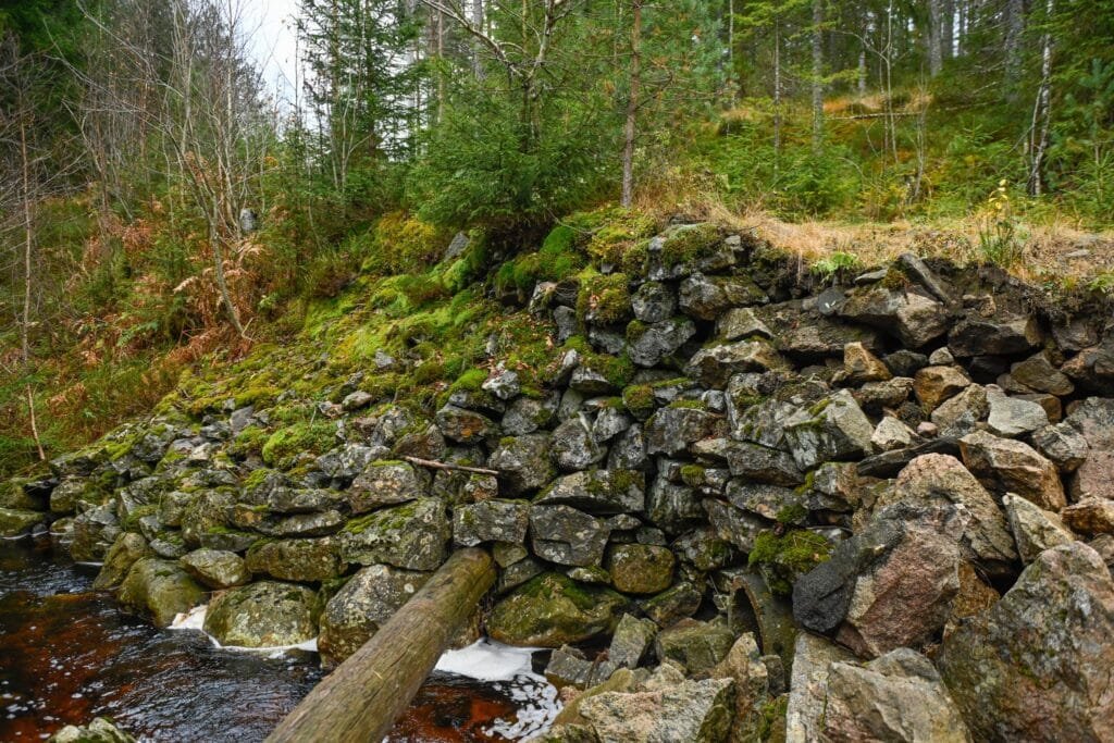 Gamle vegmurar nær Kjørkemoen. Foto.