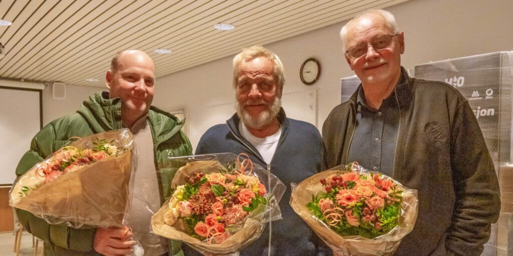 Scott Kjetså (t.v.), Trygve Jokelid og Geir Magne Feed er dei tre som har ansvaret for løypekøyringa i dag. Foto.