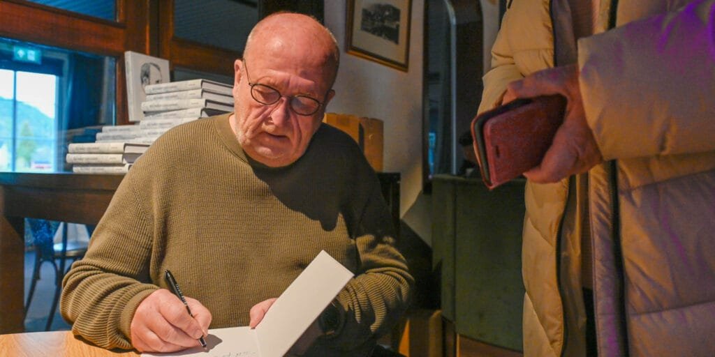 Øystein signerer bøker under boksleppet på Dølen Hotel 2. november 2024. Foto.