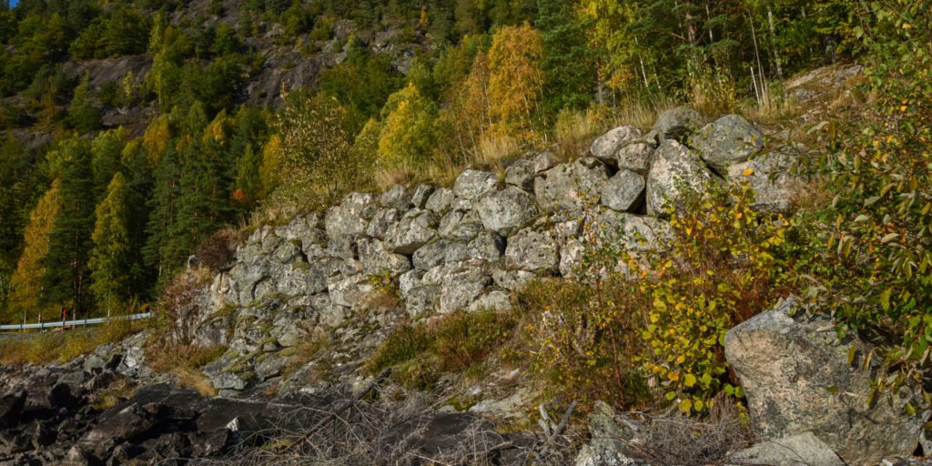 Dei gamle vegmurane i Nesetsvingen 4. oktober 2024. Foto.