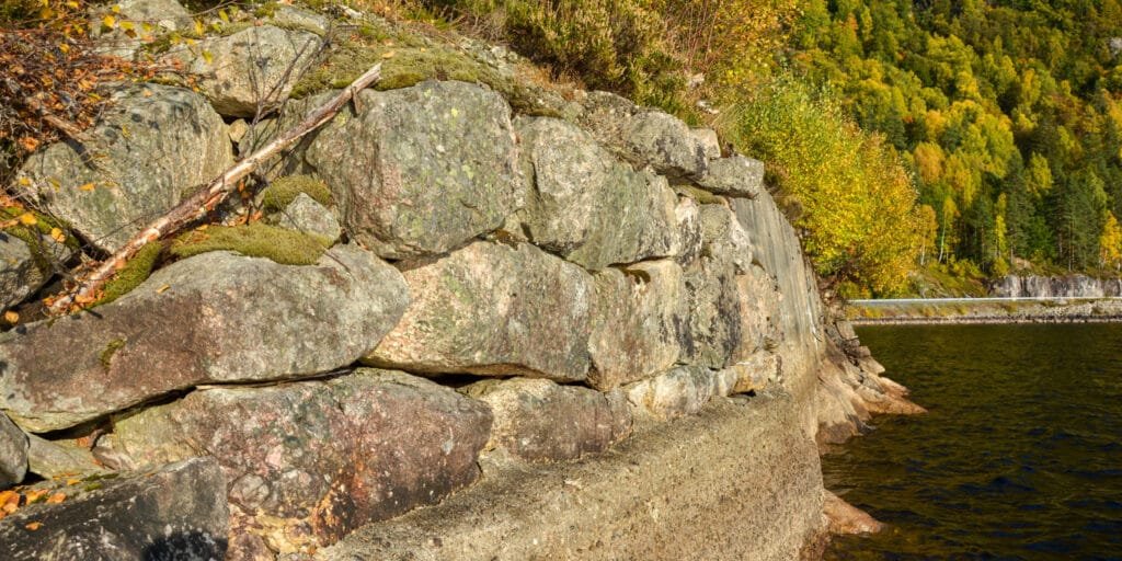 Gamle vegmurar i Nesvika 4. oktober 2024. Foto: