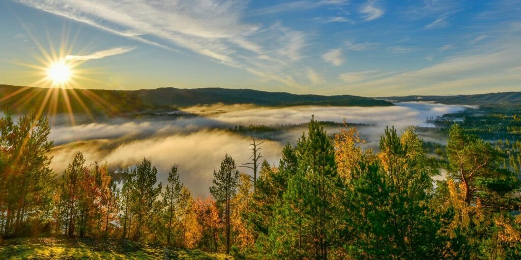 Soloppgangen sett frå Kleveknutten på Hannås. Tåka ligg tjukt over Otra, men oppforbi fantastisk morgon. Foto.