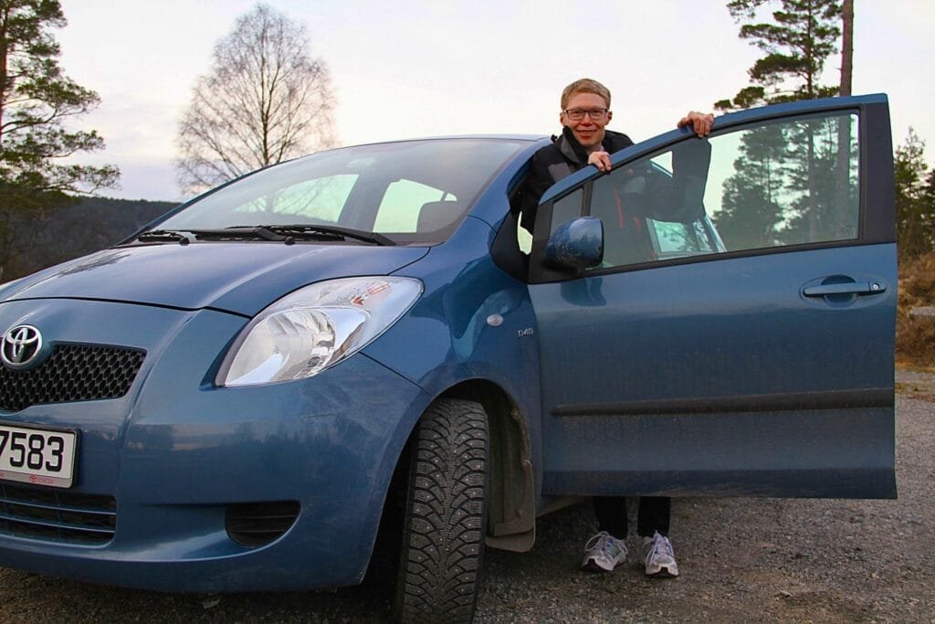 Vegard Moi med bilen sin. Foto.