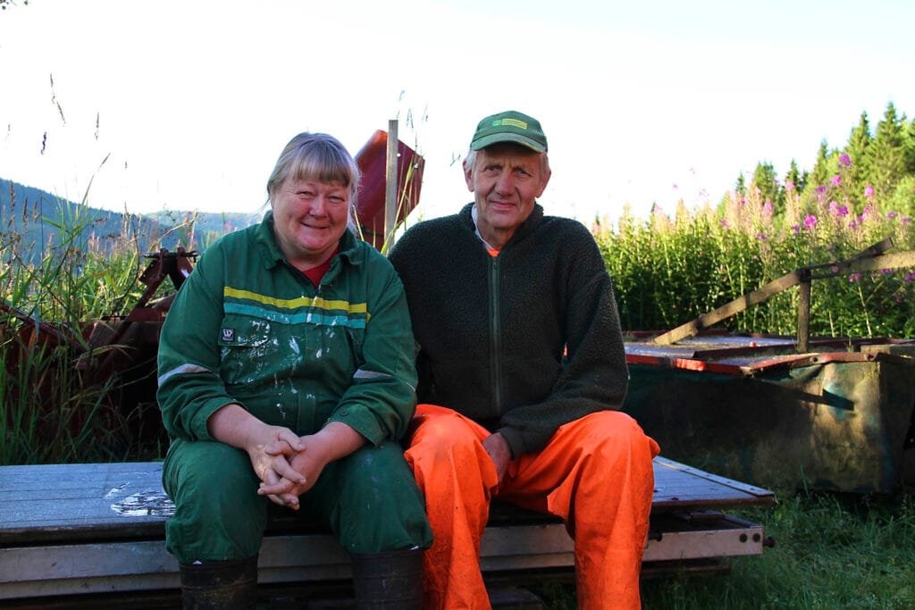 Maryanne og Olav Lidtveit på benkem. Foto.