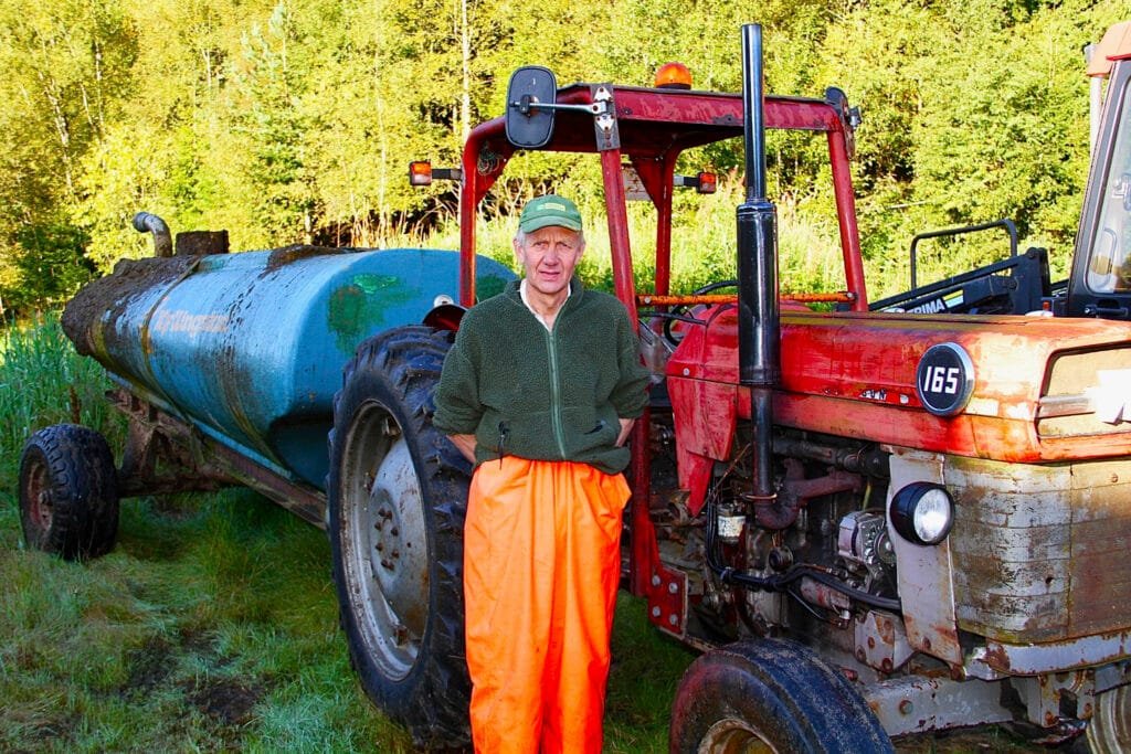 Olav Lidtveit foran Fergusonen. Foto.