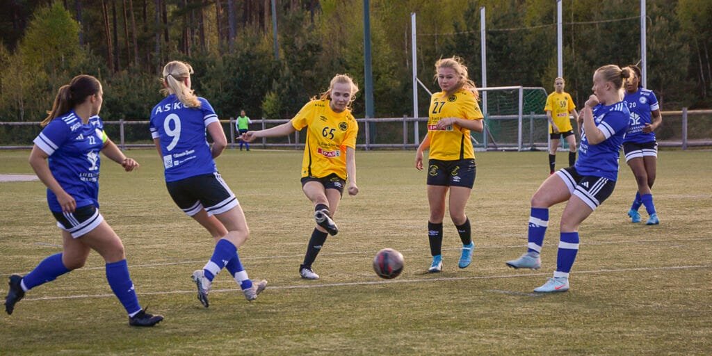 Anne Dyrland Hamre sender avgarde eit skot i første omgang. Foto.