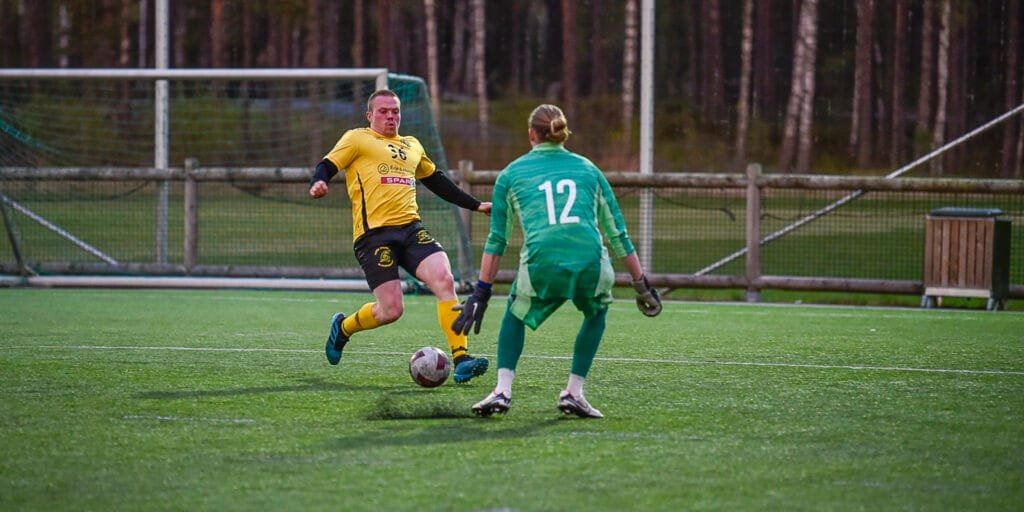 Torgeir Frafjord Helle set inn 1-1 forbi ein utrusande Våg-keeper. Foto