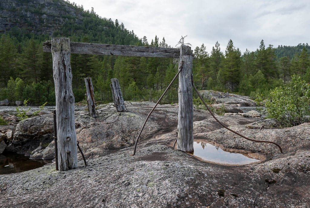 Restar av brukonstruksjonen på austsida av elva. Foto.
